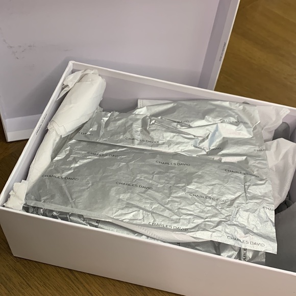 NWT Charles David Castle Studded Heels 5 Cabernet - Picture 4 of 12